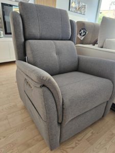 Sillón motorizado o elevador con cabezal eléctrico reclinable.