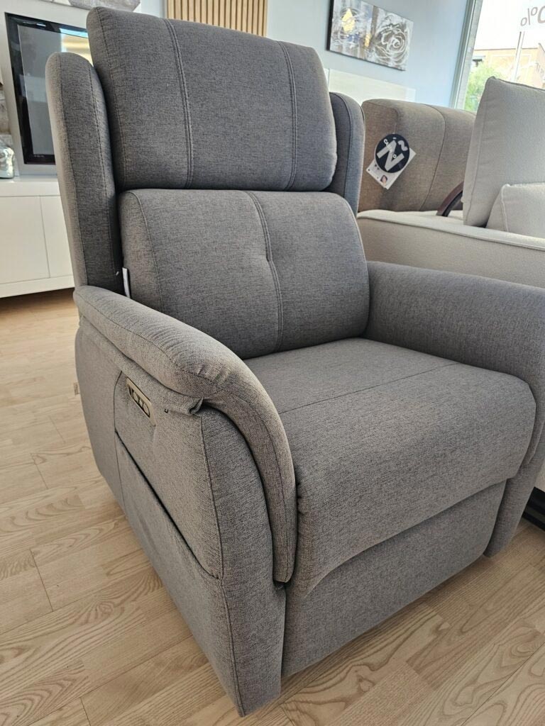 Sillón motorizado o elevador con cabezal eléctrico reclinable.